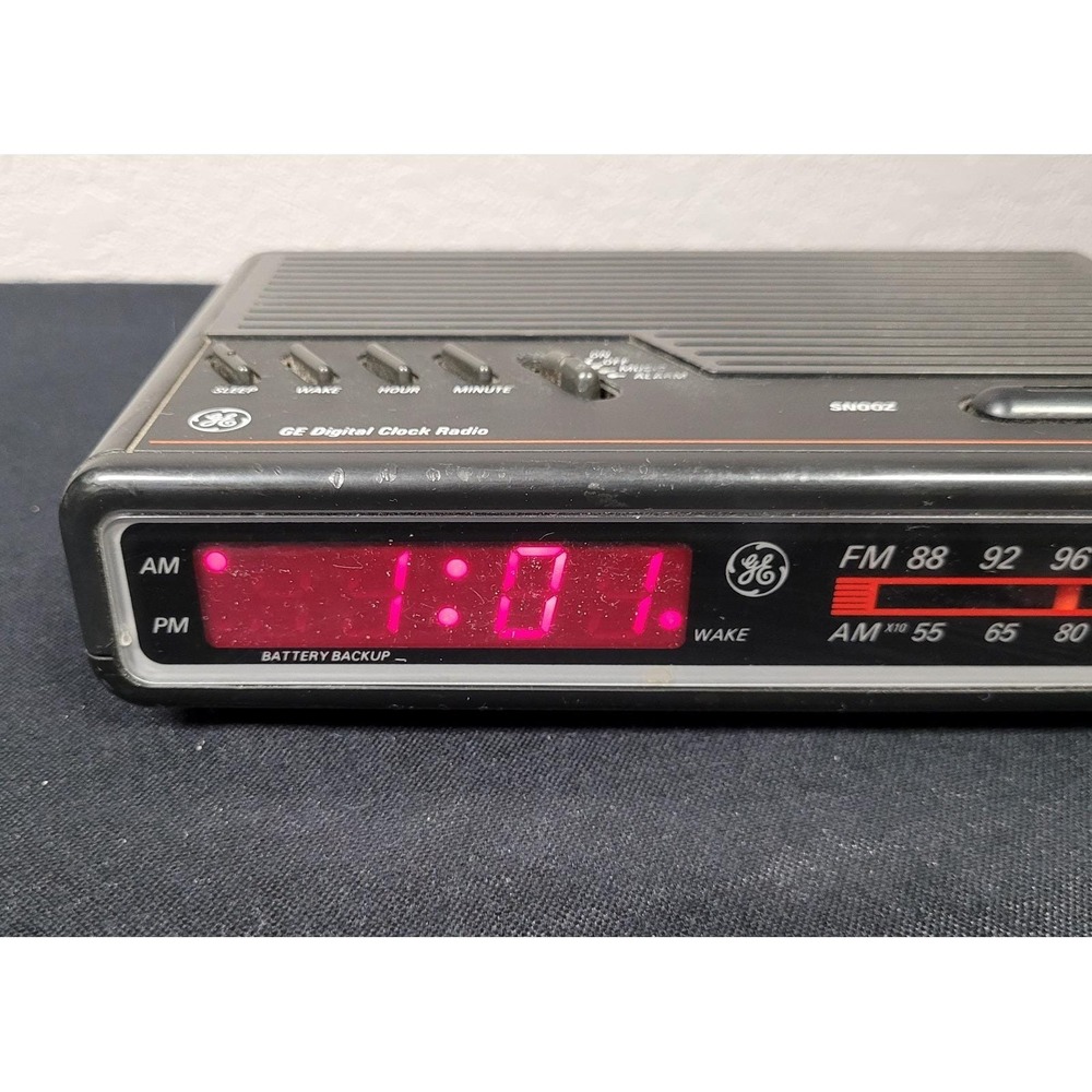 General Electric (GE) Digital Clock Radio Model 7-4612BKB Vintage 1993 (Works) - Picture 2 of 15